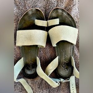 Free People Torrance  Grey leather sandals. Size 6 1/2 (37)